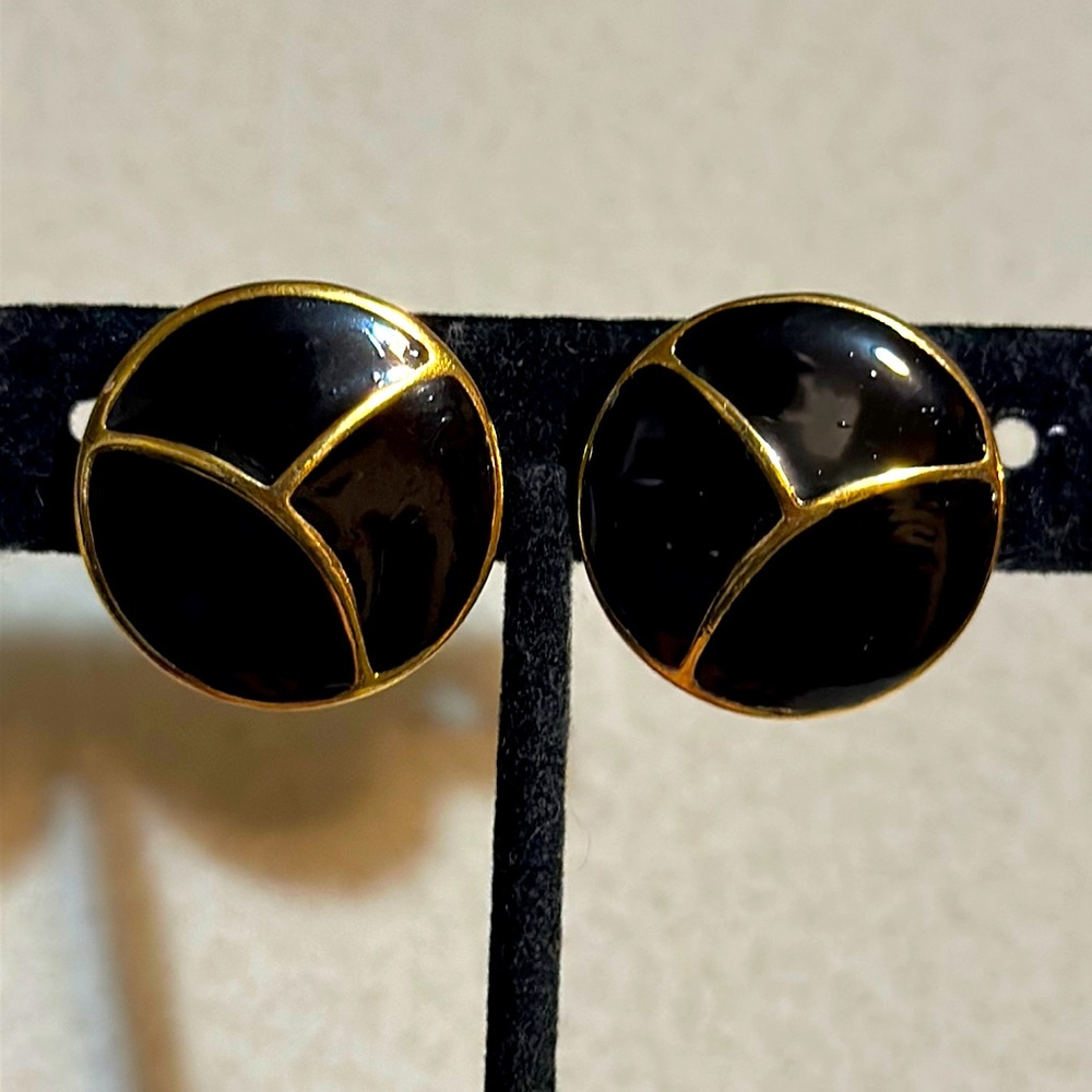 Vintage Trifari crown gold tone black enameled clip on earrings (662)